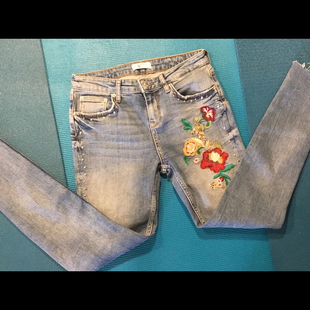 Zara premium jean embroidered flowers & studs. 26